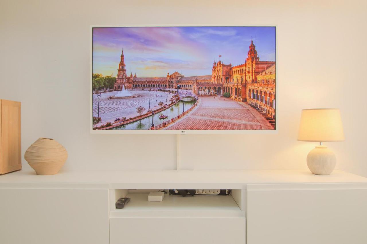 Modern Apt - Luxe Queen Bed - Walk To Isla Magica Seville Exterior photo